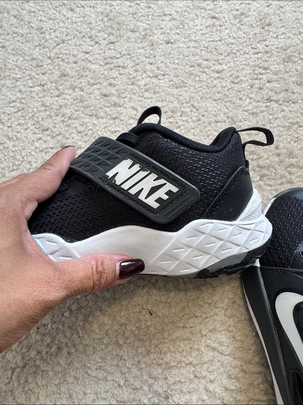 Nike Kids Black and White Team Hustle D 12 basketball shoes with strap - size 13 - Picture 9 of 10